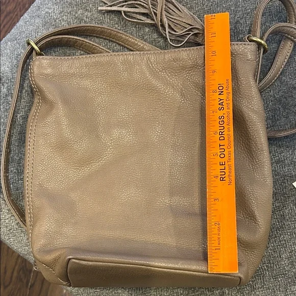 HOBO Classic Brown Leather Hobo Bag. Can be shoulder bag or backpack. - Picture 6 of 7